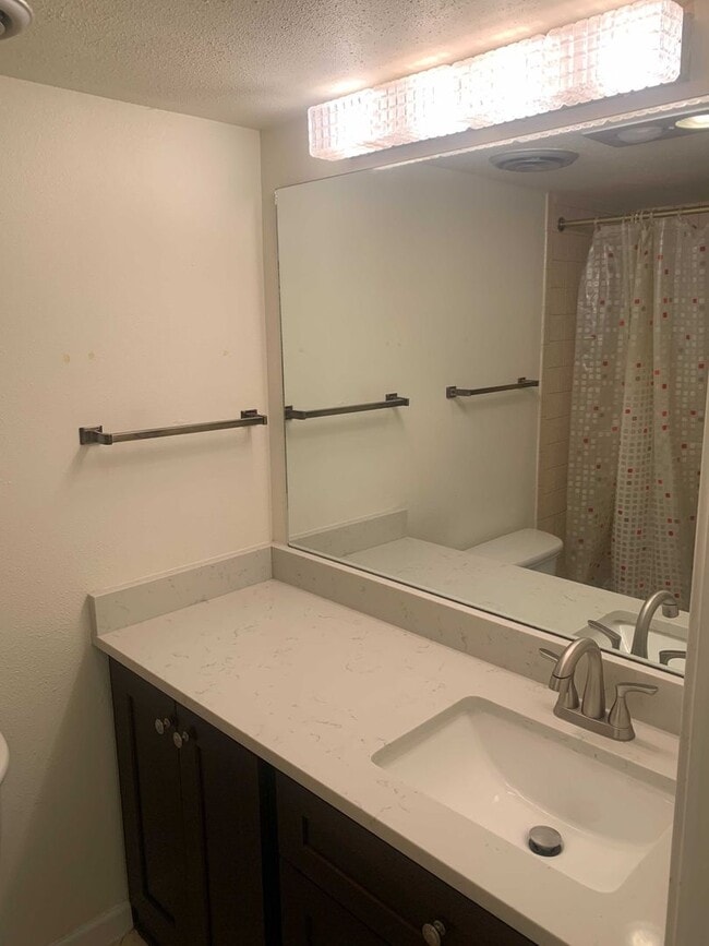 Building Photo - AMAZING STUDIO APARTMENT Near Medical Center w/ COMMUNITY POOL!