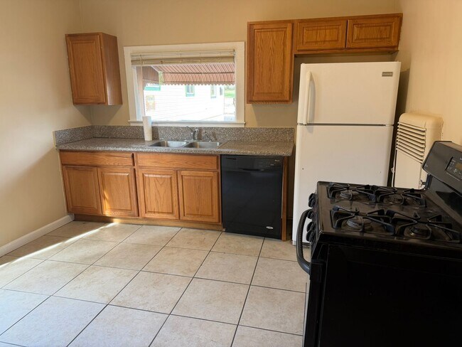 Building Photo - Charming 3 Bedroom Ranch Home for Rent in the Heart of Colorado Springs