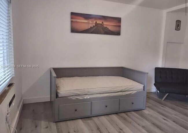 Building Photo - 635 SW 16th Ave