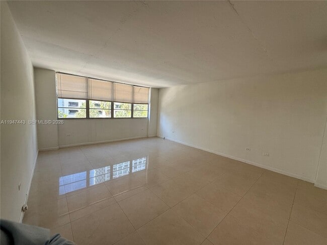 Building Photo - 825 Brickell Bay Dr