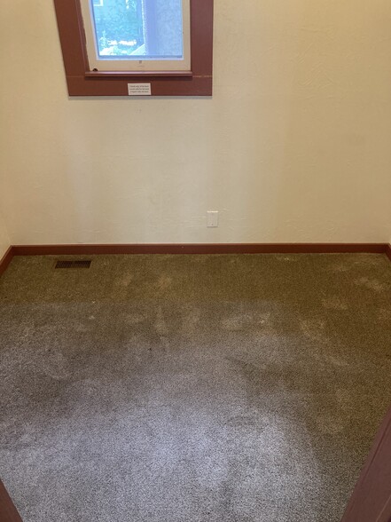 Small bedroom - 120 N Chestnut St