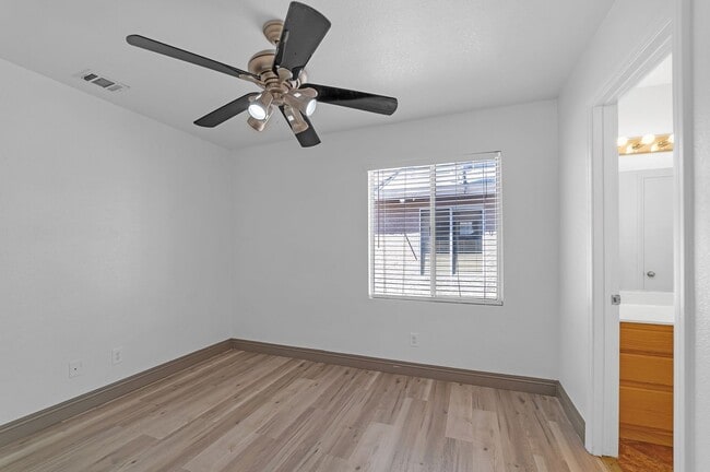Building Photo - Beautiful 5 Bedroom/3 Bathroom Home in Eas...