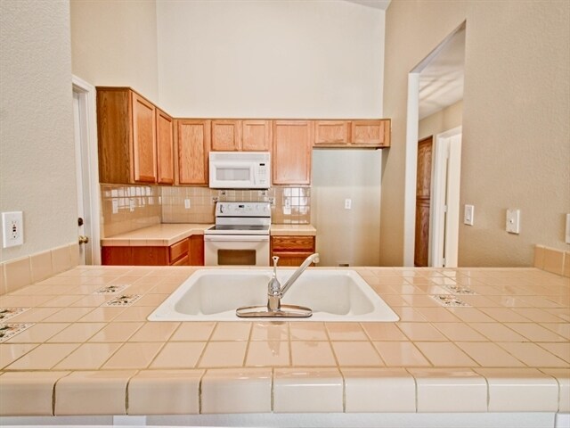 Building Photo - 8912 W La Reata Ave