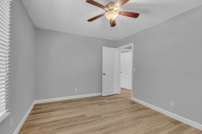 Building Photo - 525 Rushing St