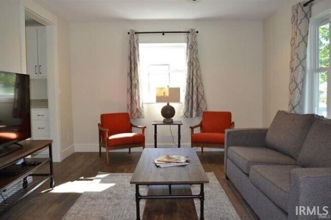 Building Photo - 124 N Bryan Ave