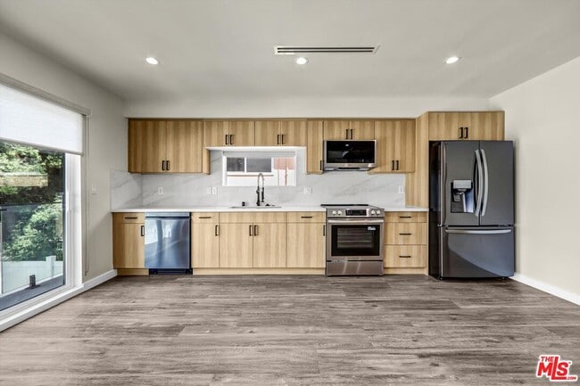 Building Photo - 1309 N Sycamore Ave