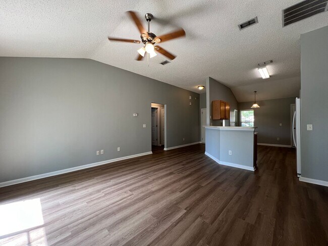 Building Photo - ** COMING SOON ** FENCED Three Bedroom in Watermill