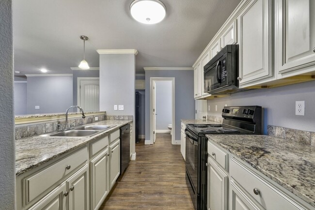 Building Photo - Beautiful 3 bed / 3.5 bath duplex with two car garage - Minutes from U of A!