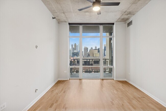 Building Photo - 720 N Larrabee St