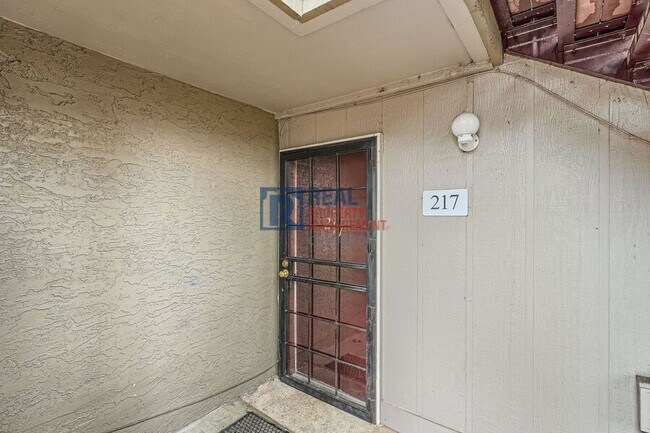 Building Photo - 5300 E Cherry Creek S Dr