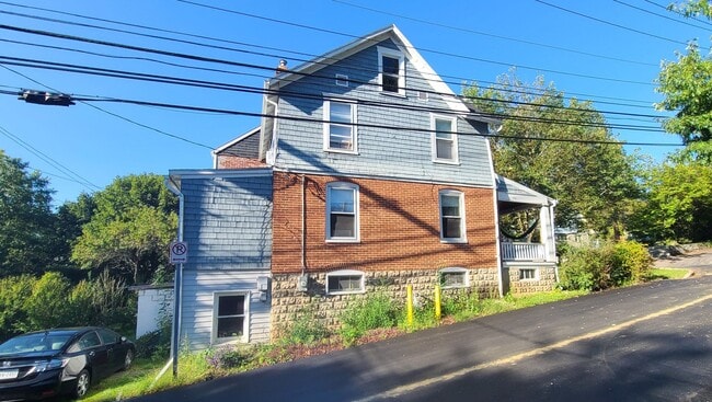 Building Photo - 3-Bedroom Student housing with 2 Parking S...