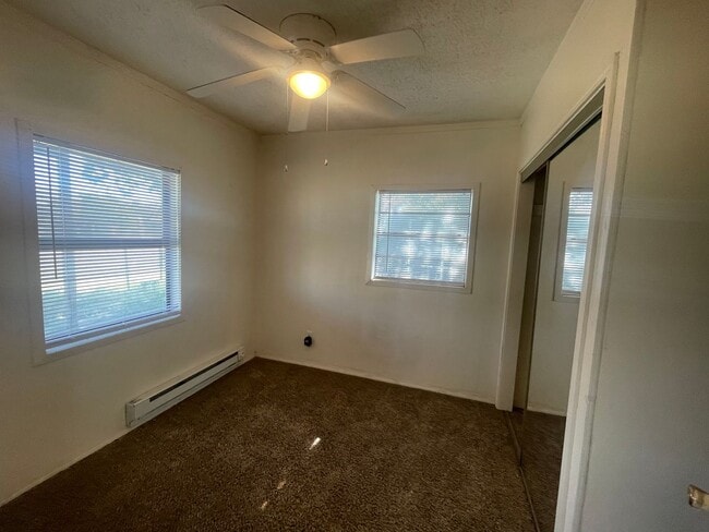 Building Photo - 2 bedroom / 1 bath, W/D connections