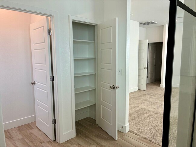 Building Photo - 2846 E Tamarind Dr