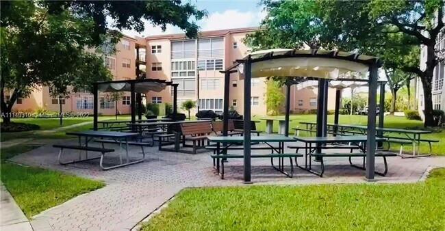 Building Photo - 2820 Somerset Dr