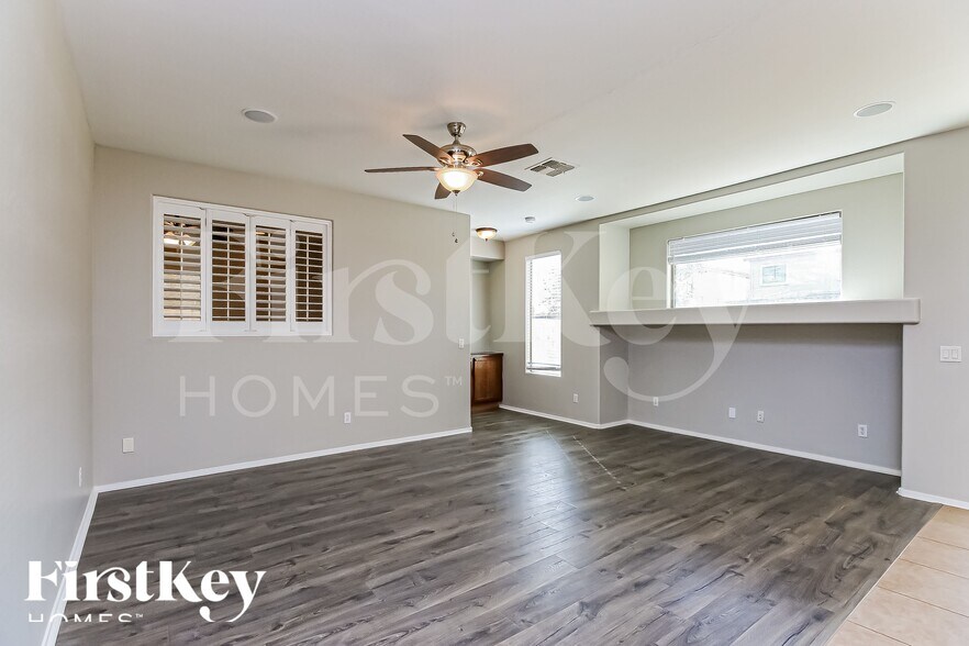 Building Photo - 725 W Desert Basin Dr