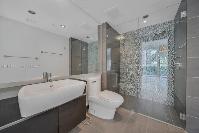 Building Photo - 200 Biscayne Blvd Way