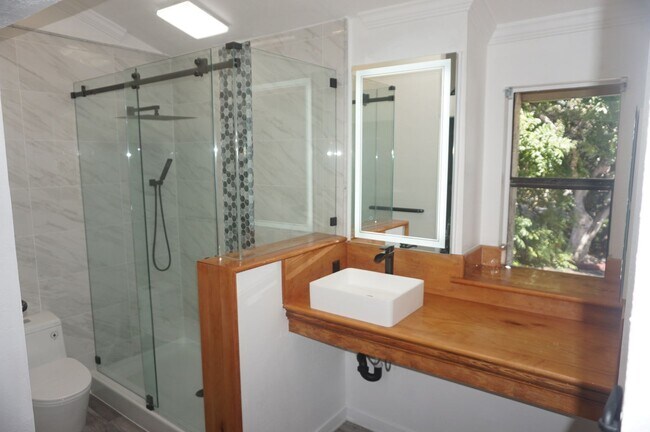 Building Photo - Wonderfully Remodeled 1 Bedroom with Stunn...