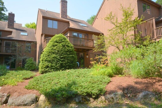 Primary Photo - 3 Lakeview Pl