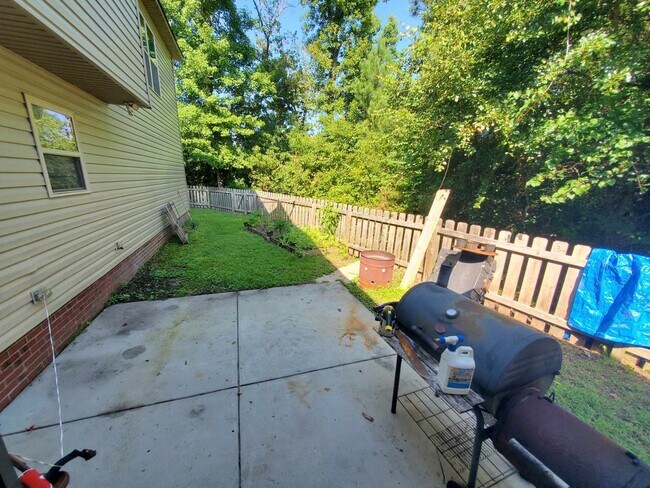 Building Photo - 4 bedroom available for move in August 1st...