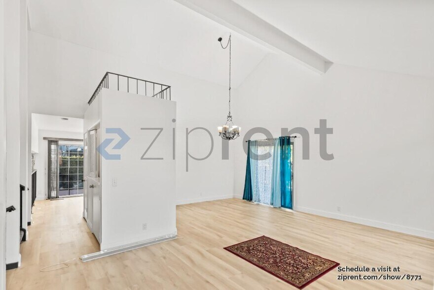 Building Photo - 2025 Park Royal Dr