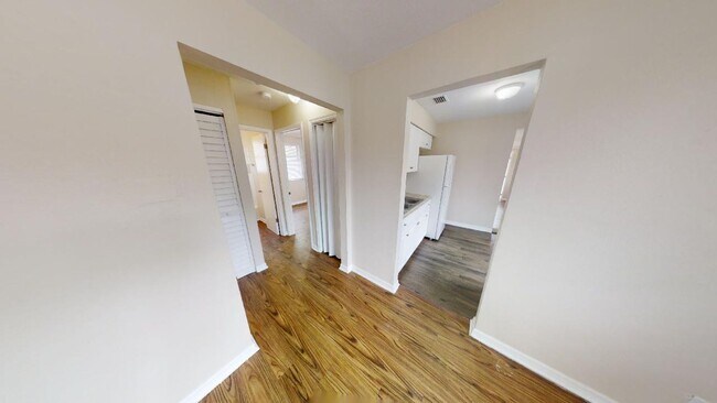 Building Photo - 3 bedroom 1 bathroom house