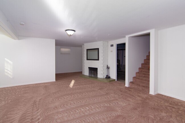 Building Photo - 3 Bed 1.5 Bath Home in Shadle neighborhood...