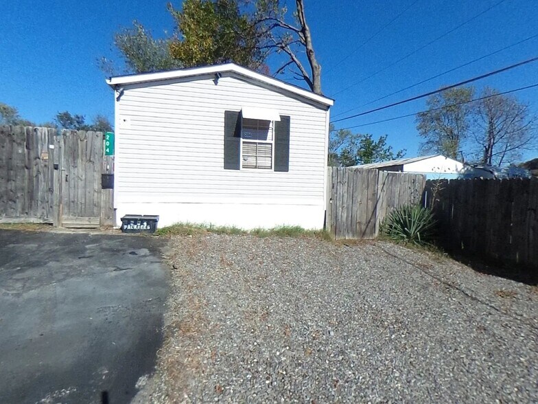 Building Photo - 204 Royal St