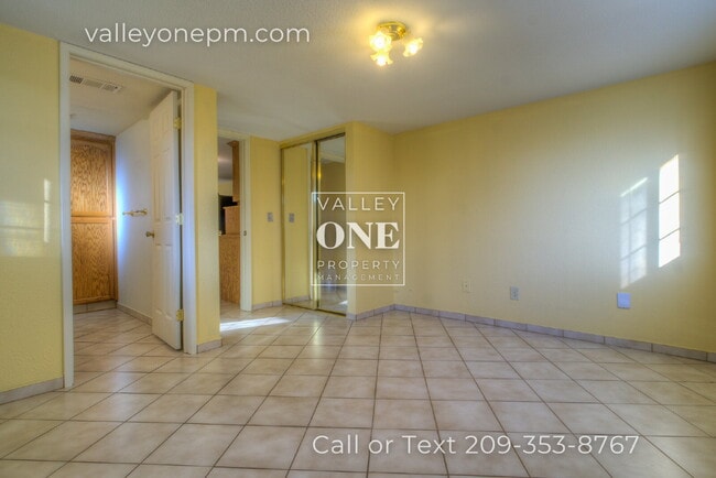 Building Photo - 1404 1/2 Teresa Street-