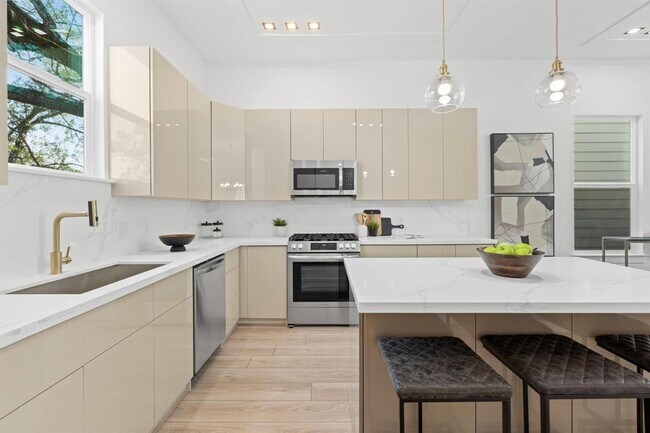 Building Photo - 905 Woodcrest Dr