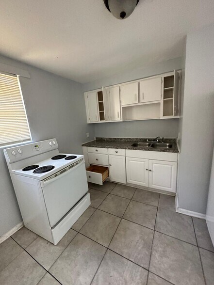 Primary Photo - 1305 W 6th St