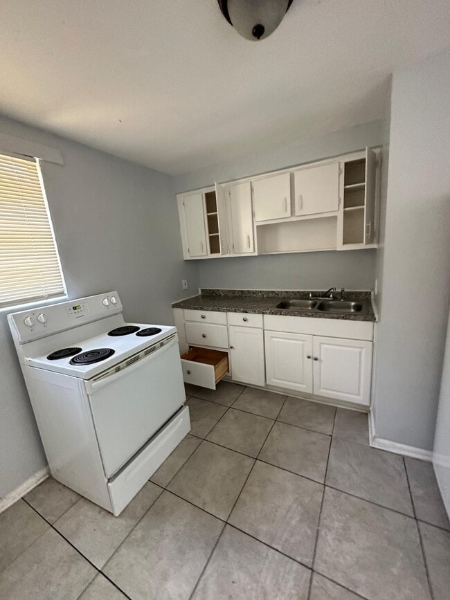 Building Photo - 1305 W 6th St