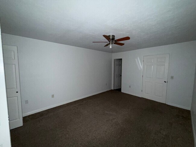 Building Photo - Spacious 2/2 in SW Gainesville – W/D Included & Ready 2/1/26!