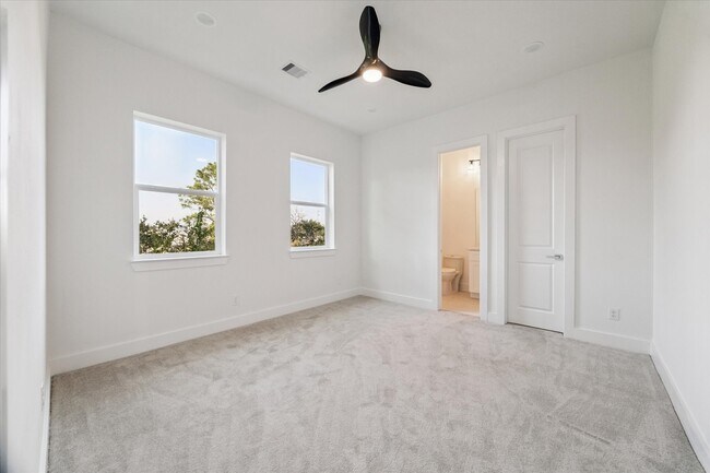 Building Photo - 2122 Oatfield Dr