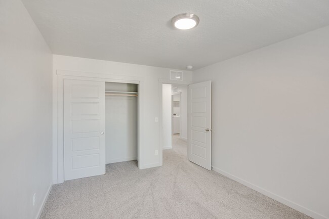 Building Photo - Beautiful 3 Bedroom Boise Townhome!