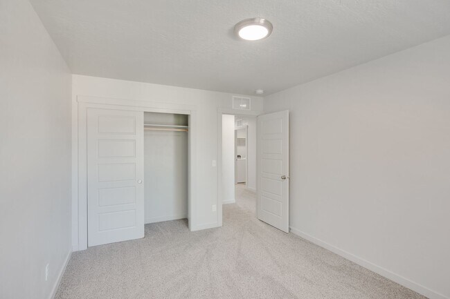 Building Photo - Three Bedroom Townhome is ready for you!