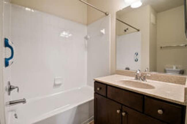 Building Photo - Spacious and Modern 2BR/2BA Condo in Norbe...