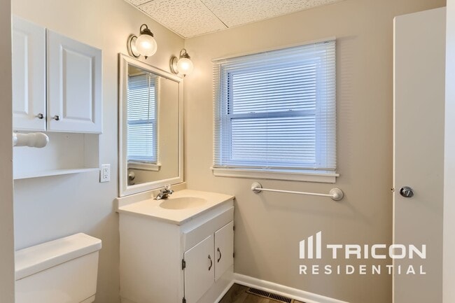 Building Photo - 7221 Red Oak Dr