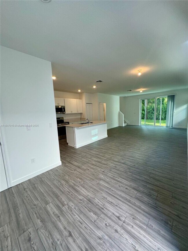Building Photo - 4575 Hollister Ave