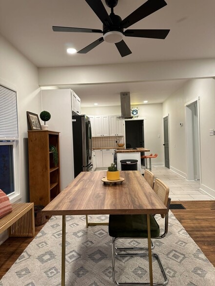 Building Photo - 2559 E 5th Ave