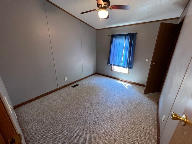 Building Photo - 3 Bedroom 2 Bath Updated Mobile Home with ...