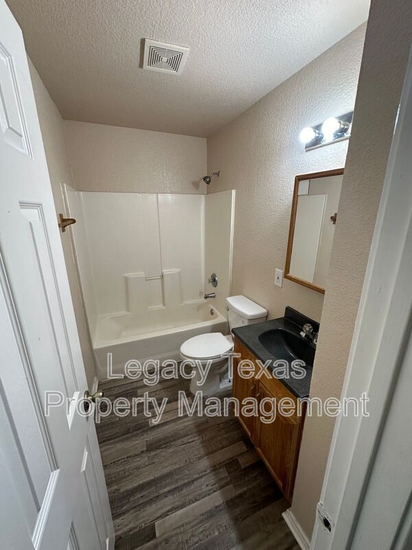 Building Photo - 404 S Anglin St