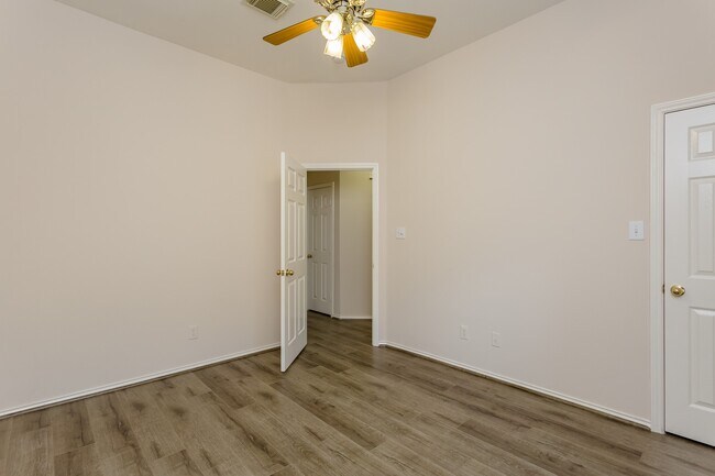 Building Photo - 21915 Rivergate Ct