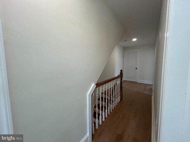 Building Photo - 5 Locust St