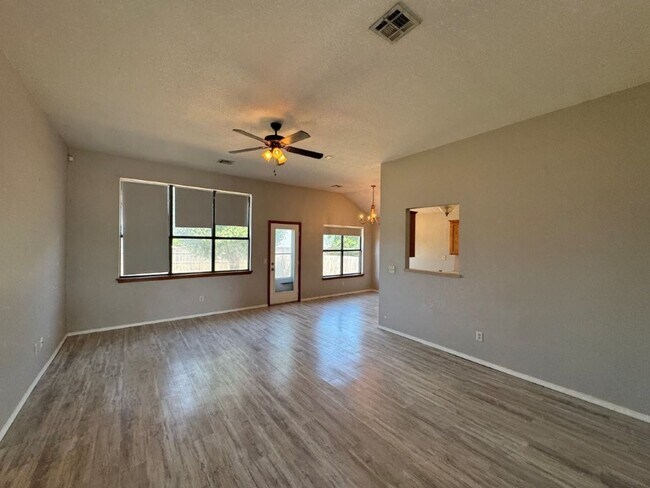 Building Photo - 3 bed 2 bath home for rent in Norman near SE 24th and Lindsey, new paint, new flooring, great area!