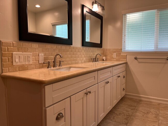 Building Photo - Los Gatos Living Just Minutes from Downtown & New Whole Foods