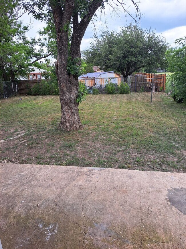 Building Photo - Stylish 4BR/2BA Home Near Port San Antonio...