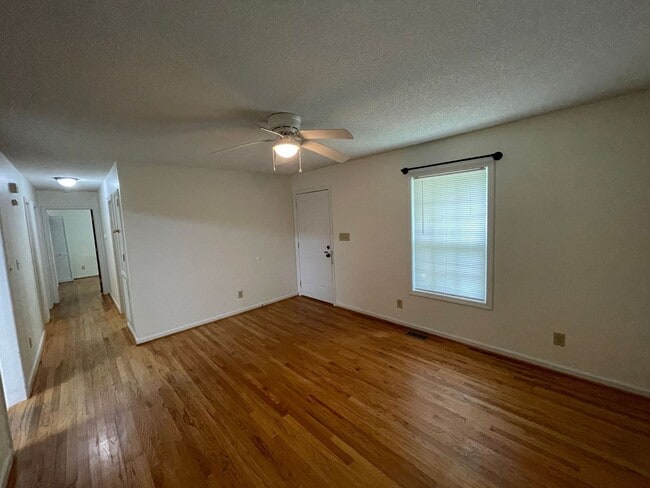 Building Photo - 3 bedroom 2 bath house available