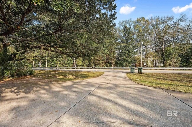 Building Photo - 620 S Oak St