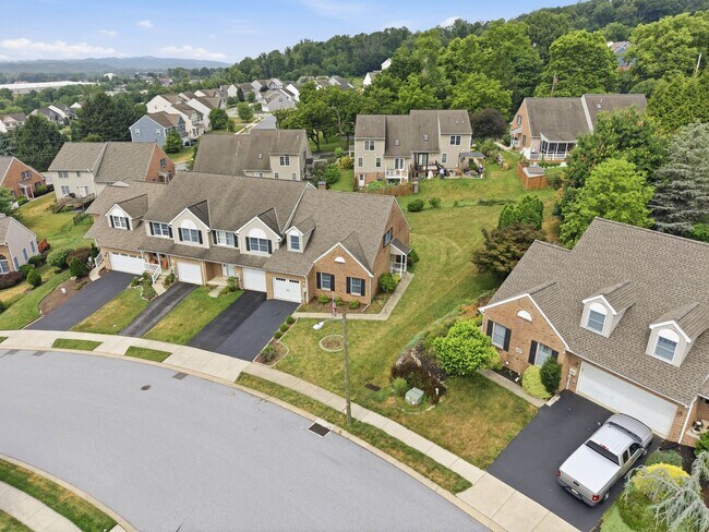 Building Photo - 472 Hillside Dr