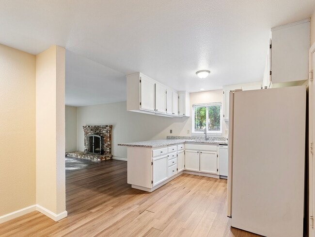 Building Photo - Single Level Ranch Home In Desirable Clayt...